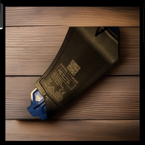 Black On-Ear Headphones - Picture 4 of 8